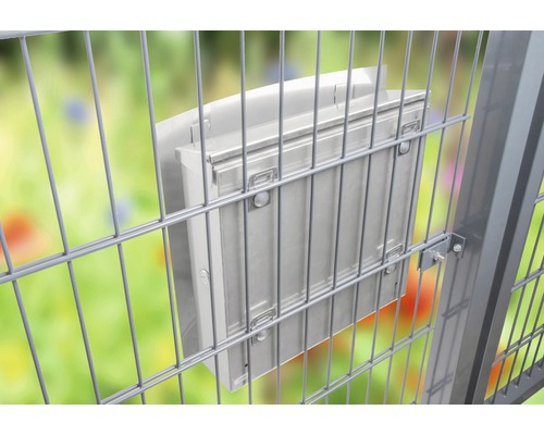 En postlåda är monterad på ett staket.