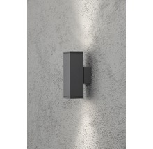 Modern grå vägglampa för utomhusbruk av metall på en fasad