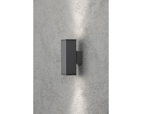Modern grå vägglampa för utomhusbruk av metall på en fasad