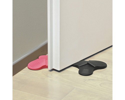 Två dörrstopp i gummi hindrar dörren från att slå igen.