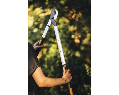 Person håller en grensax med långt skaft