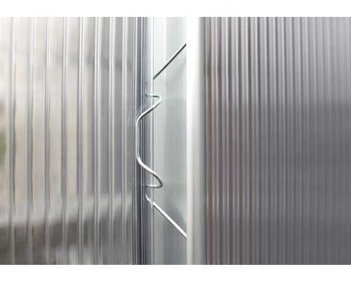 Närbild av kanalplast med fästelement