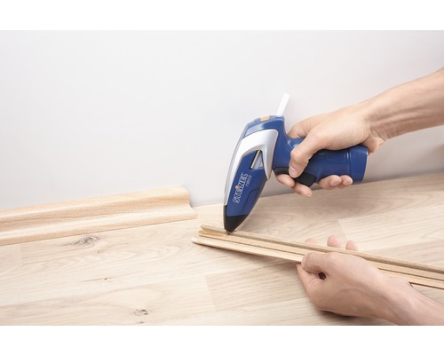 En limpistol limmar träribbor.