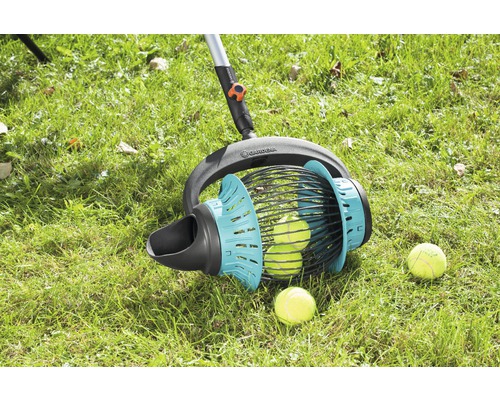Gardena bollsamlare i användning på gräsmatta med tennisbollar.