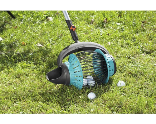 Gardena golfbolluppsamlare på gräsmatta