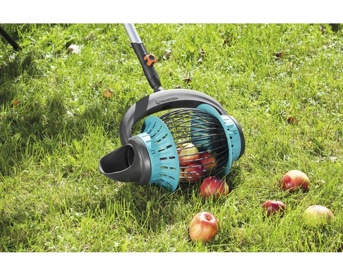 Gardena fruktplockare på en gräsmatta med äpplen