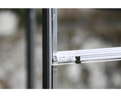 Detalj av växthus med aluminiumram och transparenta element