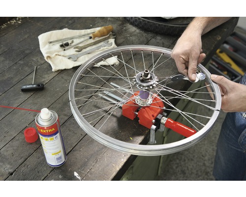 Cykkelreparation med verktyg, fälg och ekrar