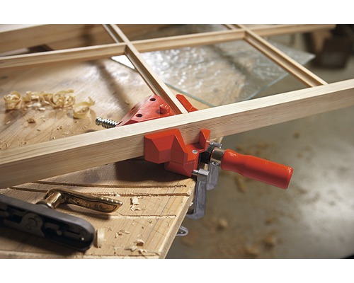 Träramskonstruktion fixerad med en vinkelklämma på en arbetsbänk