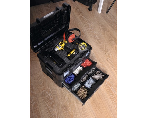 Öppen verktygslåda med verktyg och tillbehör