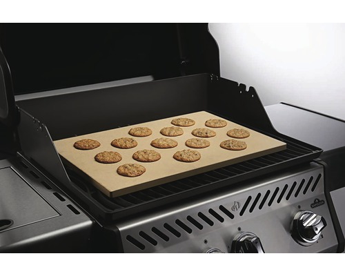 Napoleon grill med pizzasten och kakor