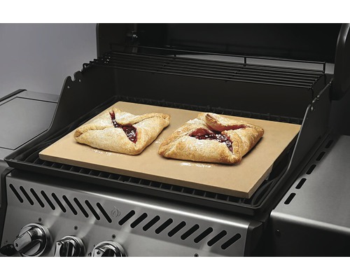 Grill med pizzasten och två bakverk