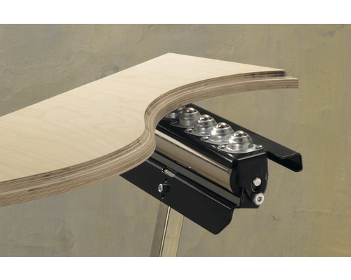 Arbetsstycke på kulbord för träbearbetning