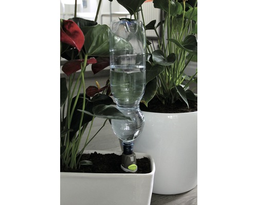 Automatisk bevattning för växter med vattenflaska och bevattningstillsats