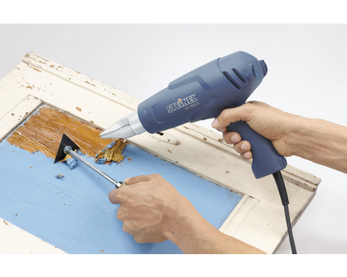 Borttagning av färg med en varmluftspistol och en skrapa.