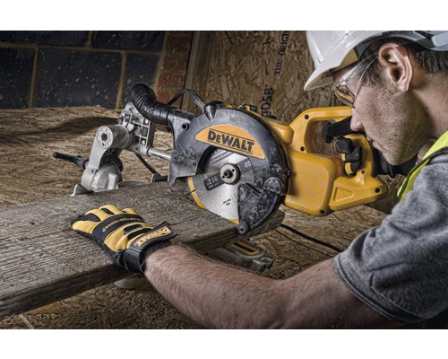 En arbetare använder en DeWalt geringssåg för att skära en träbit.