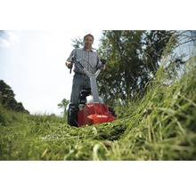 Man använder en AL-KO slåtterbalk i ett fält med högt gräs.