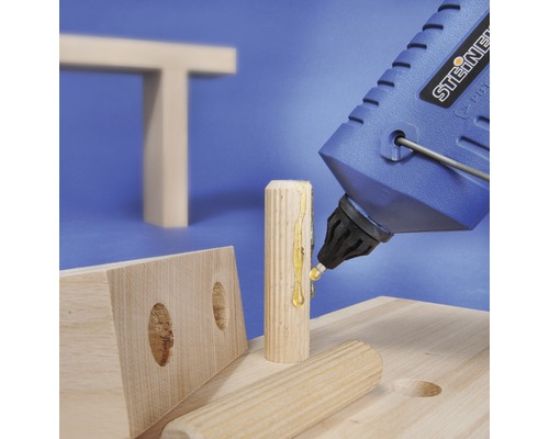 Smältlimpistol applicerar lim på en plugg