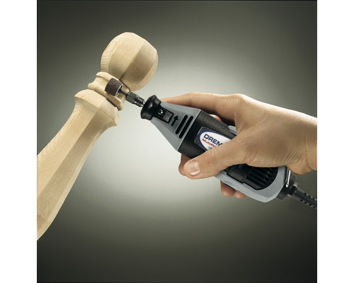 Dremel multifunktionsverktyg som bearbetar en träbit