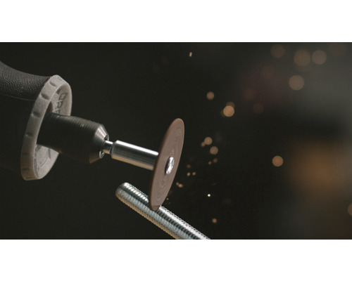 Multifunktionsverktyg med kapskiva som skär en gängstång