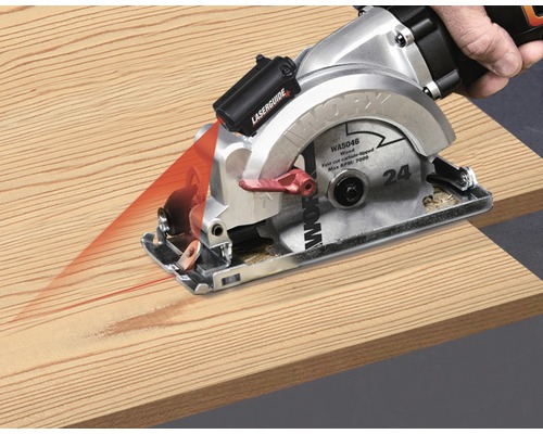 Handhållen cirkelsåg som skär en träplanka med laserstyrning