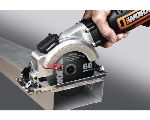 WORX metallcirkelsåg som skär en metallprofil