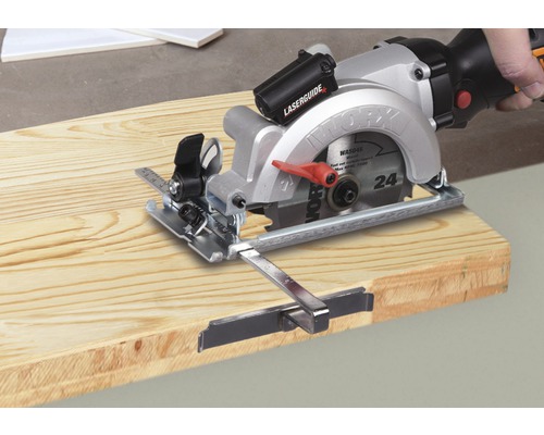 WORX handcirkelsåg som skär en träplanka