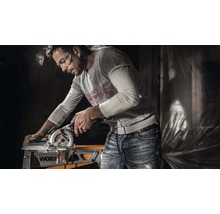Man arbetar med en cirkelsåg på ett arbetsstycke på en arbetsbänk av märket Worx.