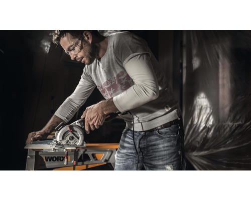 Man arbetar med en cirkelsåg på ett arbetsstycke på en arbetsbänk av märket Worx.