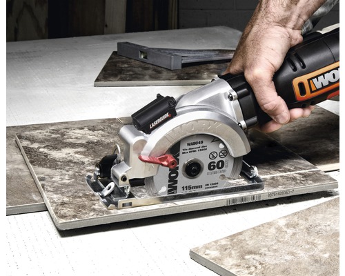 Kakelskärare som används för att skära kakel till storlek