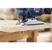 Bosch sticksåg som sågar en träbit