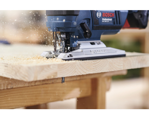 Bosch sticksåg som sågar en träbit