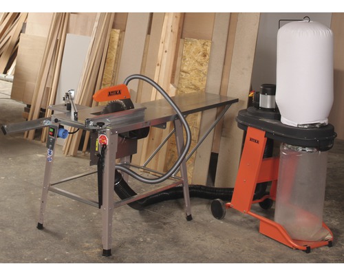 Bordsåg med dammsugningssystem framför en stapel trä