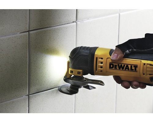 DeWalt multifunktionsverktyg som används på kakel