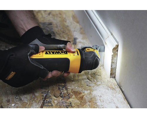 Oscillerande verktyg från DeWalt används för att skära golvlister