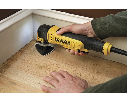 En scen som visar en person som träarbetar med ett multifunktionellt verktyg av märket Dewalt.