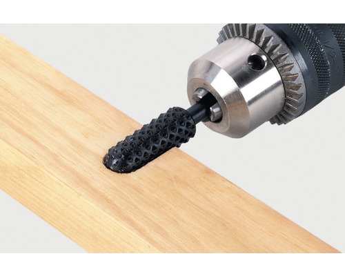 Rotationsrasp på en borrmaskin vid bearbetning av en träbit