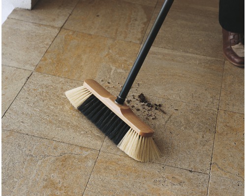 Borste med träskaft för rengöring av ett klinkergolv