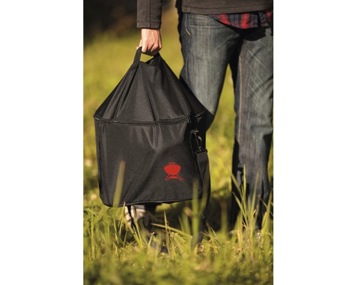 Person som bär grill i väska