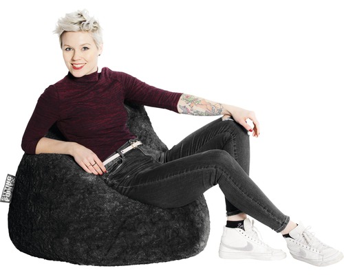 Kvinna sitter på en grå sittsäck