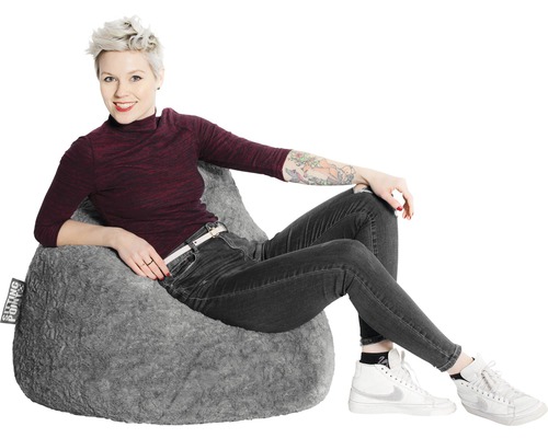 Kvinna sitter i en grå sittsäck.
