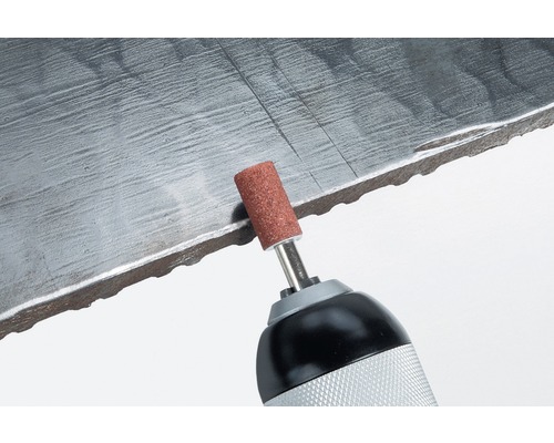 Rotationsslipverktyg med sliptillsats för bearbetning av en metallyta