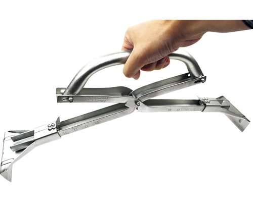 Hand håller rännriktningstång i metall