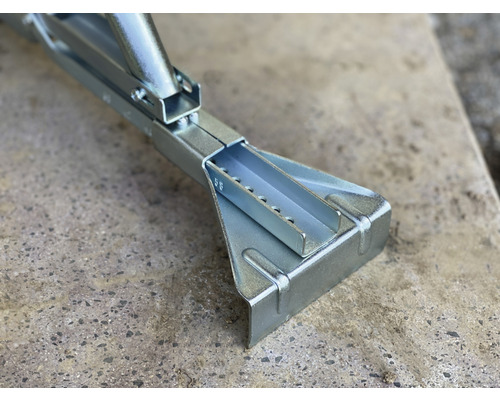 Närbild av ett ställningsbockfäste i metall