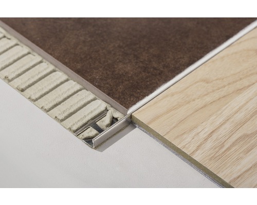 Kakelprofil mellan två plattor med kakelfix