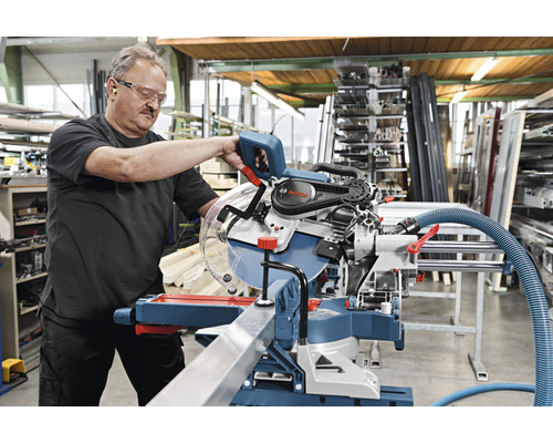 Man använder en Bosch kap- och geringssåg i en verkstad.