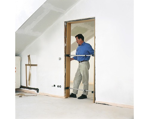 Man monterar dörrkarm med spridare i ett rum med sluttande tak.