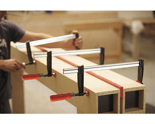 Man fäster arbetsstycke med skruvtvingar