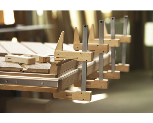 Trästycke fixeras med skruvtvingar