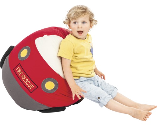 Ett barn sitter på en sittsäck i form av en brandbil.